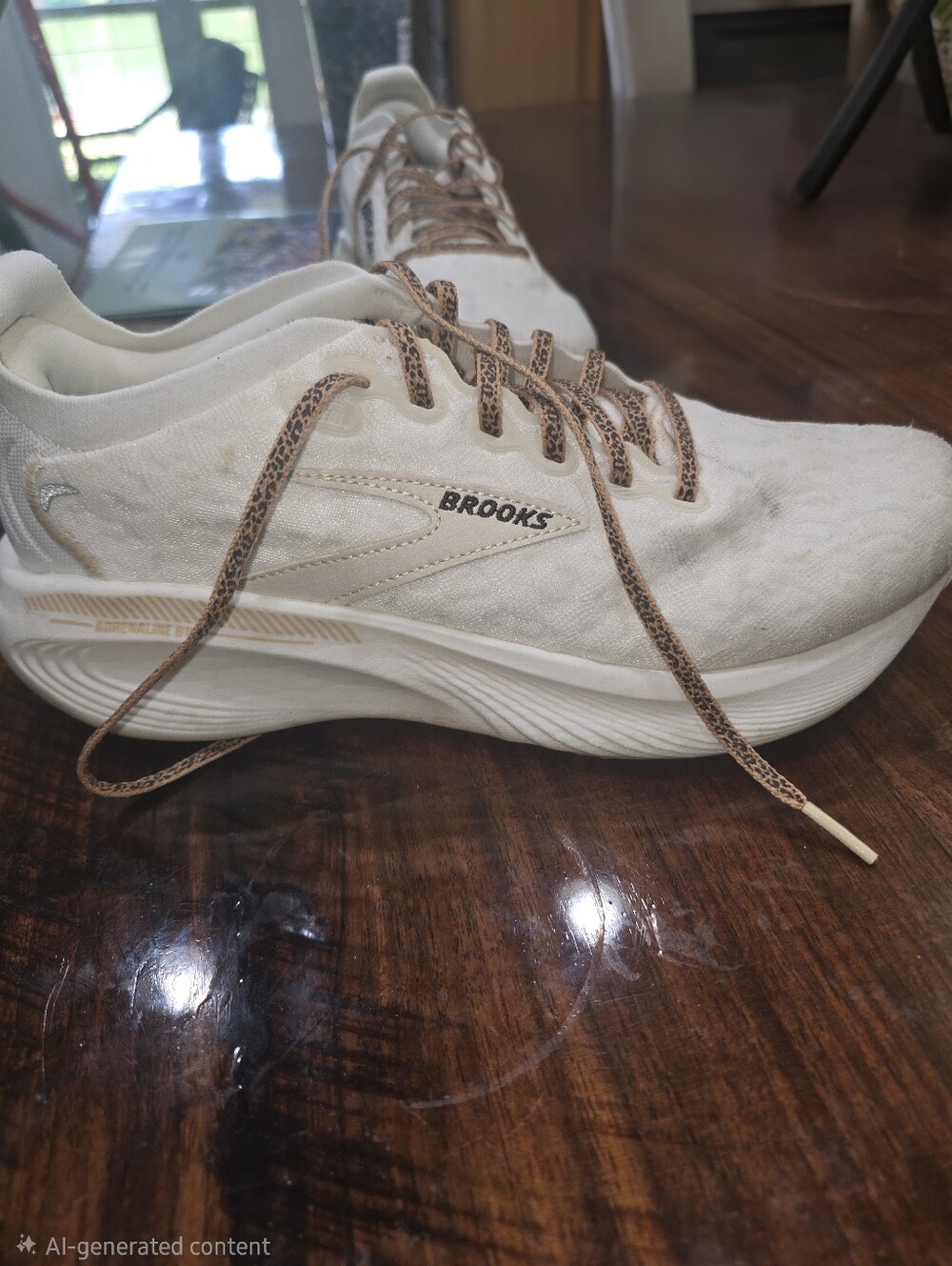 Brooks Cream Running Shoes with Leopard-Pattern Laces & Soles 55$